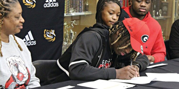 Demello Jones signs with Georgia Football