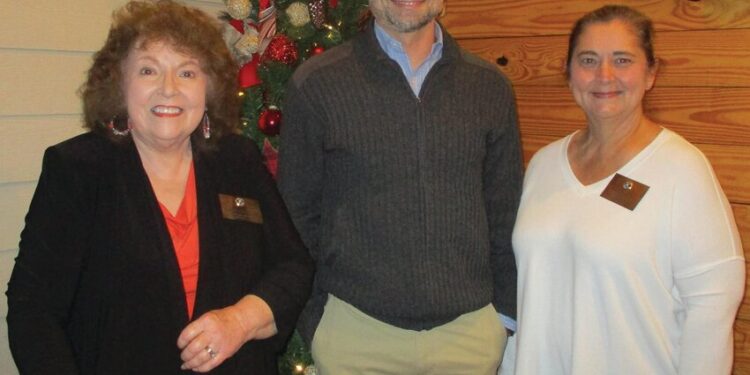 Frye speaks to Kiwanis