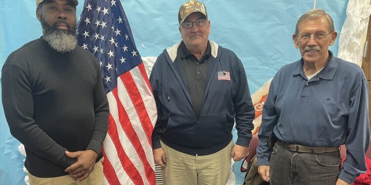 Machado speaks to Veterans at the Library