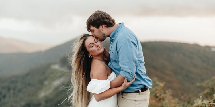 Miss Hall, Mr. Williams announce engagement