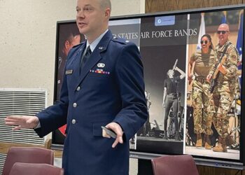 Sconyers speaks to the Veterans at the Library