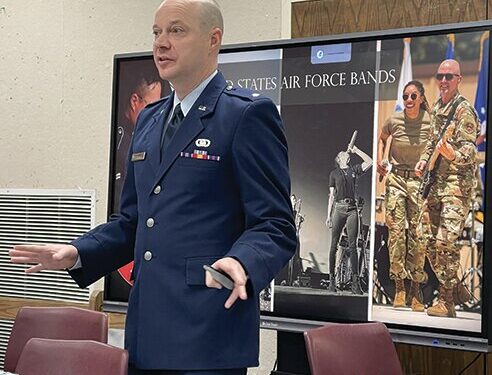 Sconyers speaks to the Veterans at the Library