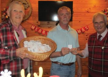 Scott speaks to Kiwanis