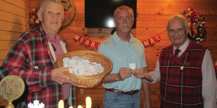 Scott speaks to Kiwanis