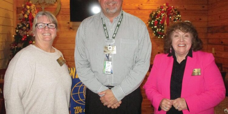 Wedincamp speaks to Kiwanis