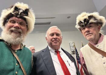 Mercer receives medal and certificate