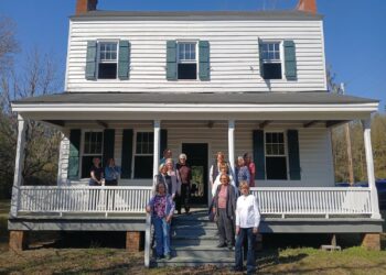 DAR members tour historic sites