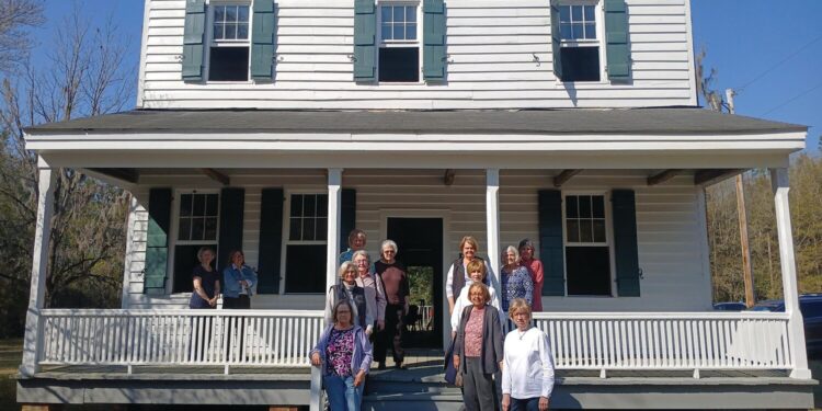 DAR members tour historic sites