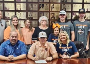 Gray signs  to play golf at Brewton-Parker College