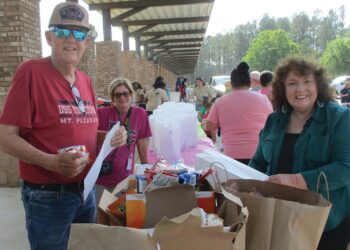 Hattaway speaks to Kiwanis