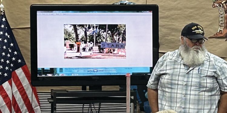 Martin speaks to Veterans at the Library