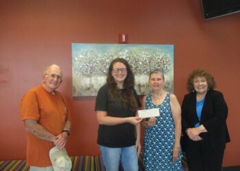 Kiwanis donates to Seamless Summer program