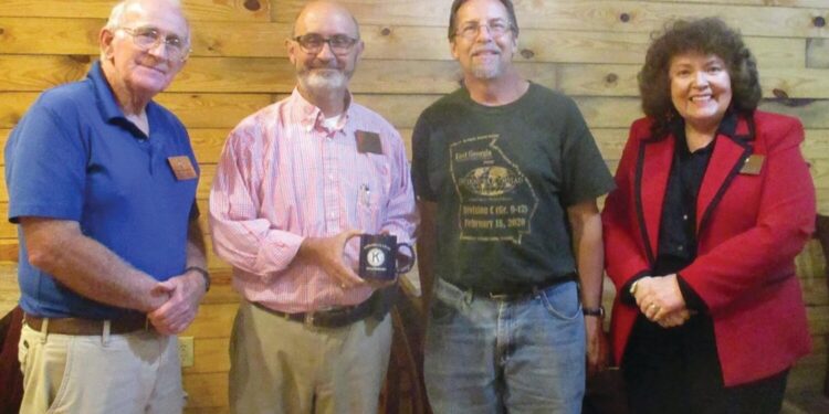 Palmer speaks to Kiwanis