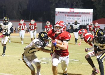 Bulldogs overwhelm Claxton 63-13