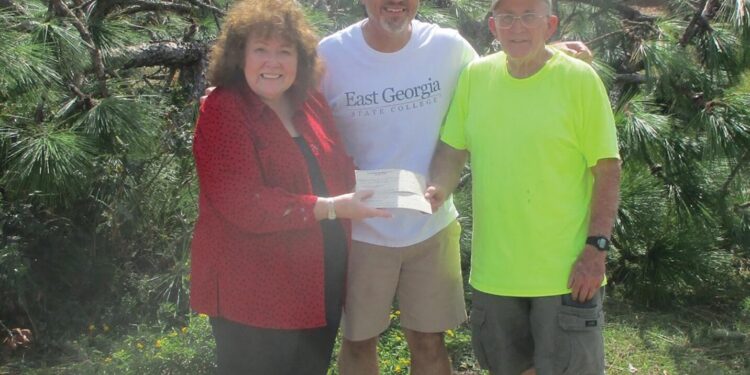 Swainsboro Kiwanis Club makes donations to East Georgia State College and Southeastern Technical College