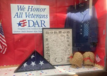 DAR presents map to Franklin Memorial Library