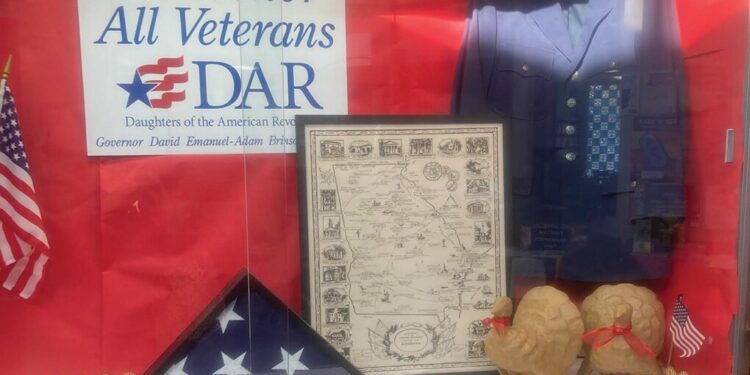 DAR presents map to Franklin Memorial Library