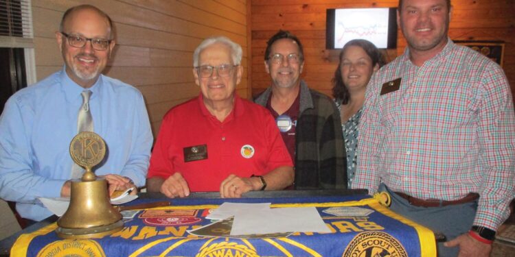 Dr. Schecter speaks to Kiwanis