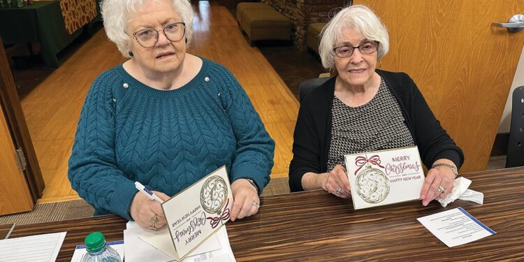 DAR participants prepare Christmas cards for our troops