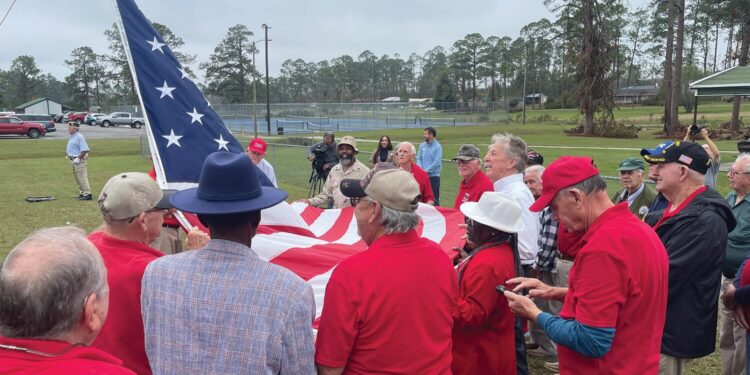 Veterans raise new U.S. Flag at Harmon Park