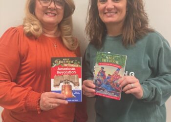 DAR donates books to TCE