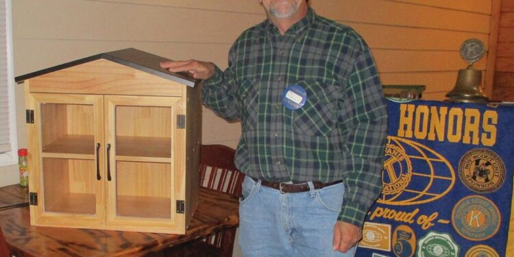 Cerpovicz speaks to Kiwanis