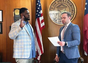 Foster sworn in as District 5 Councilman