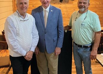 Senator Burns speaks to Exchange Club