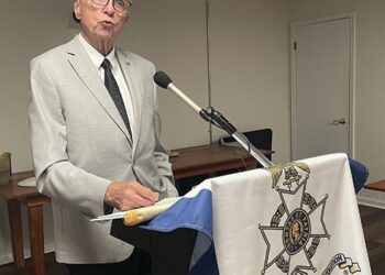 Burton speaks to Wiregrass Chapter