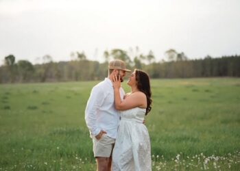 Miss Hooks, Mr. Thompson announce engagement