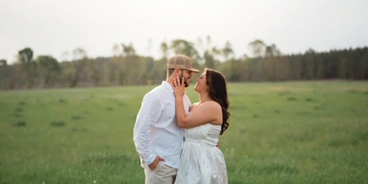 Miss Hooks, Mr. Thompson announce engagement