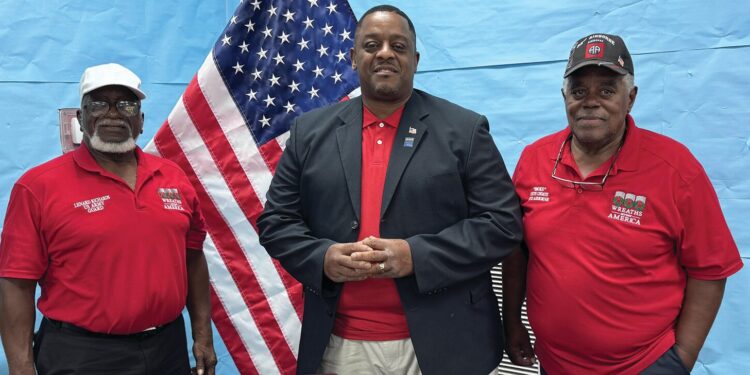 Richards and Moore speak to the Veterans