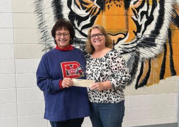 Kiwanis donates to Ferst Readers
