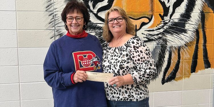 Kiwanis donates to Ferst Readers