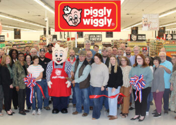 Piggly Wiggly holds ribbon cutting