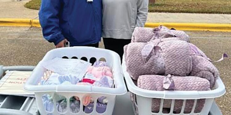 DAR donates to the VA