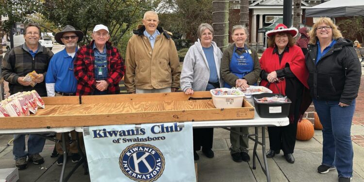 Eaton speaks to Kiwanis