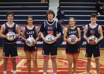 DE Eagles celebrate seniors