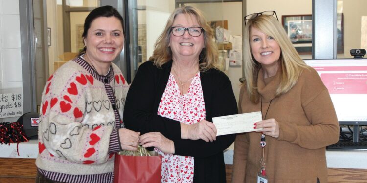 Swainsboro Kiwanis Club donates to Twin City Elementary