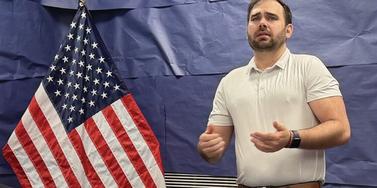 Sherrod speaks to Veterans at the Library